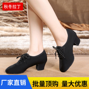 Ůͯ������Ь�ļ��̎�ܛ��ţ�򲼺�ɫ���ľ����к����˼������赸