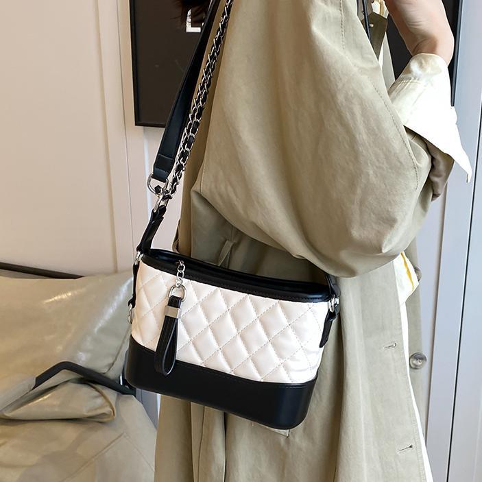 Este año, la popularidad de la cadena de diamante vagabundo 2024, nueva moda, bolso cuadrado exterior, bolso de cinturón en línea, explosión roja