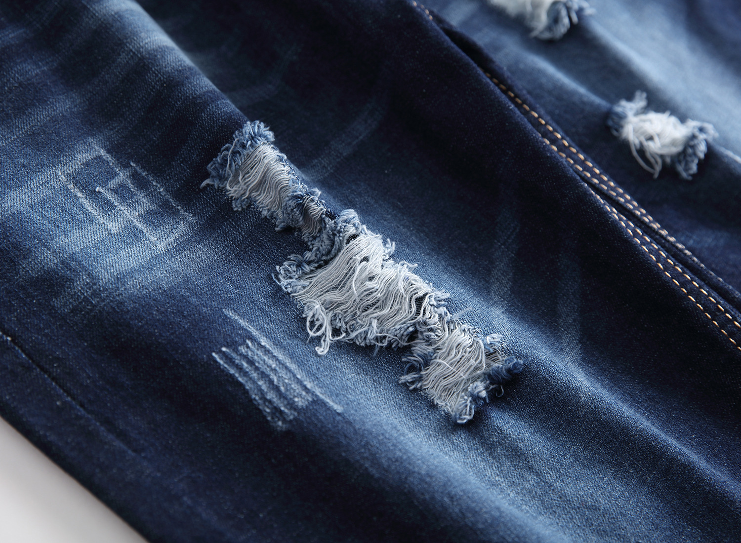 Pantaloncini estivi da uomo in denim di cotone strappato e forato, di colore chiaro, di media lunghezza, aderenti_voghion.com