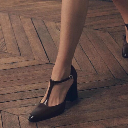 Stylish Mary Jane shoes with versatile design, leg-length accentuating features, retro British style, pointed toe, and T-strap high heels.