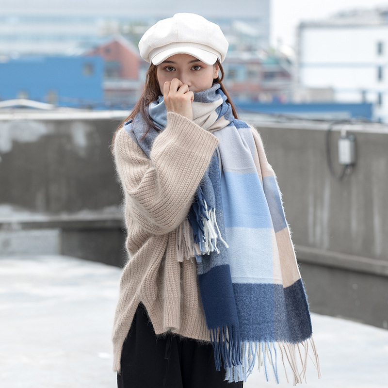 欧米の冬の街頭はカシミヤのマフラーをまねて保温して首を囲みます。|undefined