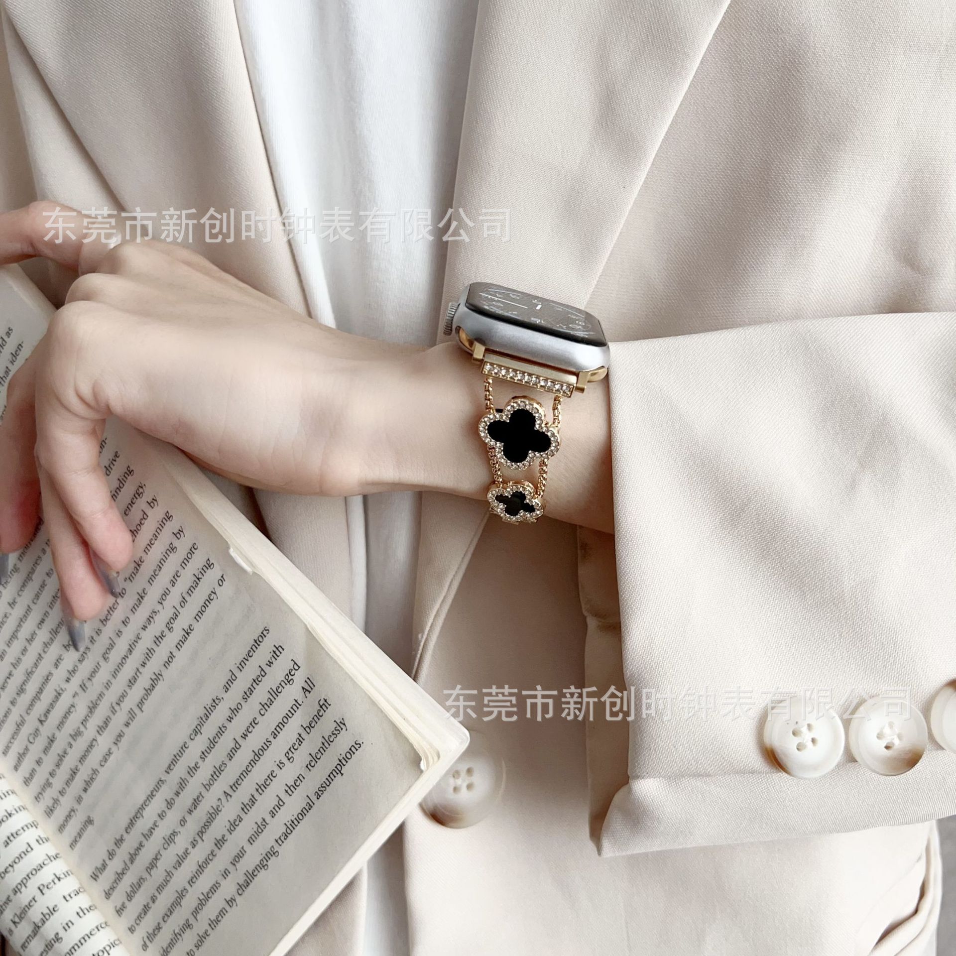 Correa de Metal con Trébol de Cuatro Hojas con Incrustaciones de Diamantes, Moderna y Compatible con Apple Watch SE1-11