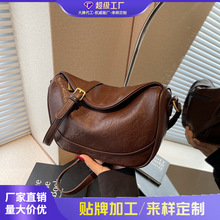 外单时尚小众腋下小包包女2026新款复古百搭单肩饺子包通勤斜挎包