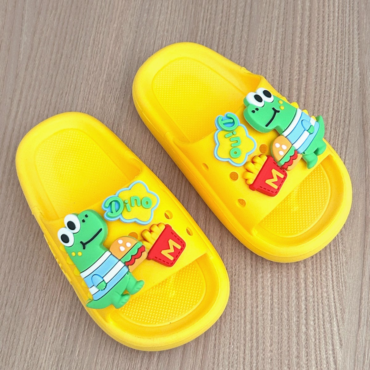 2026 E-commerce popular coreano zapatillas infantiles de alta calidad cómodas zapatillas de moda de dibujos animados suaves fábrica al por mayor