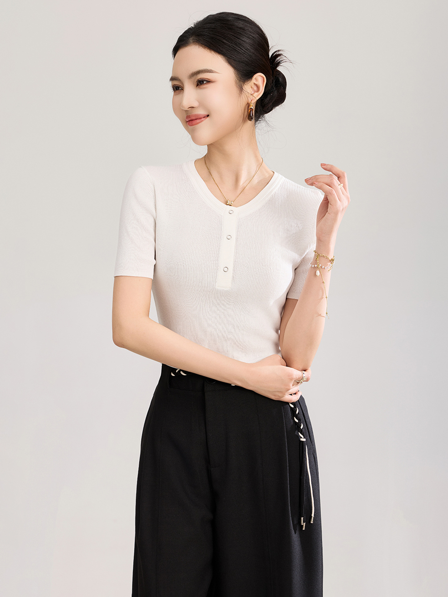 Áo thun nữ cổ tròn tay ngắn dệt kim siêu mịn form vừa vặn — màu đen