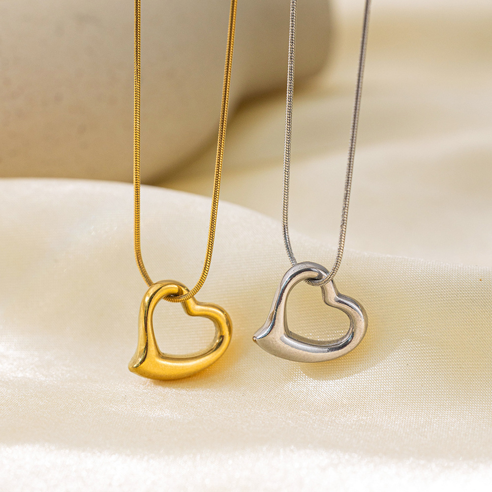 跨境小众设计感镂空爱不锈钢心项链女气质高级感心形锁骨链配饰