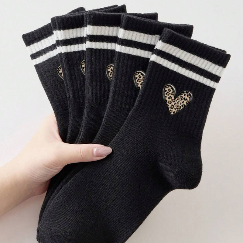 Calcetines de Otoño e Invierno para mujer calcetines de media pantorrilla calcetines de pila de color sólido japonés para mujer Calcetines deportivos con cordón de marea medias en blanco y negro image 16