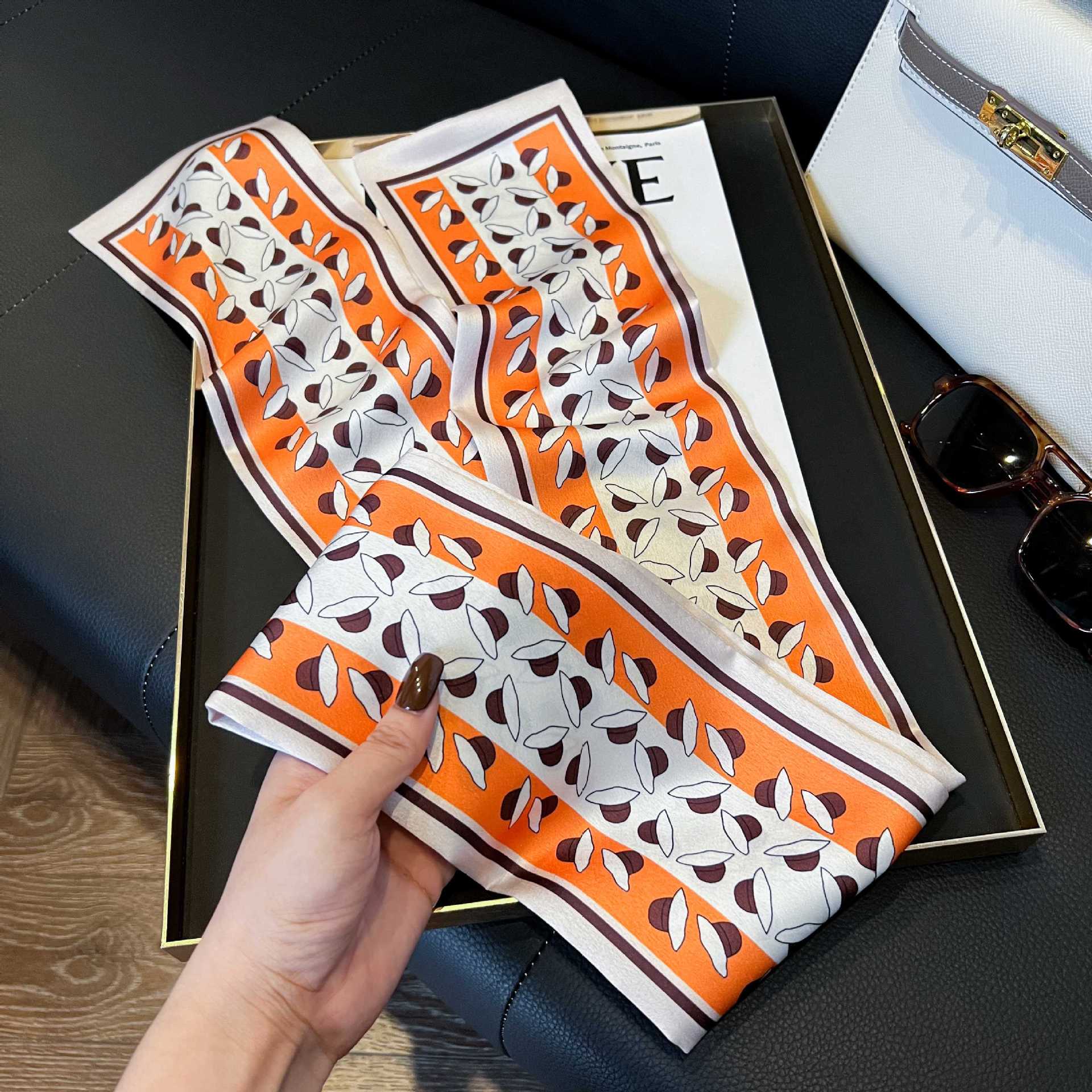 Nueva bufanda de seda pequeña banda larga estrecha para el cabello mujer estilo primavera y otoño moda madre bufanda estilo verano estilo fino serpentina bufanda al por mayor