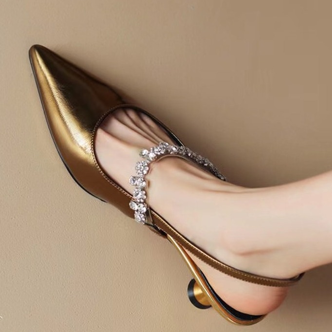 Sandali sottili giganti in argento con strass francesi 2024 scarpe a punta in morbida pelle cava piccole scarpe in pelle con tacco piccolo per le donne estive_voghion.com