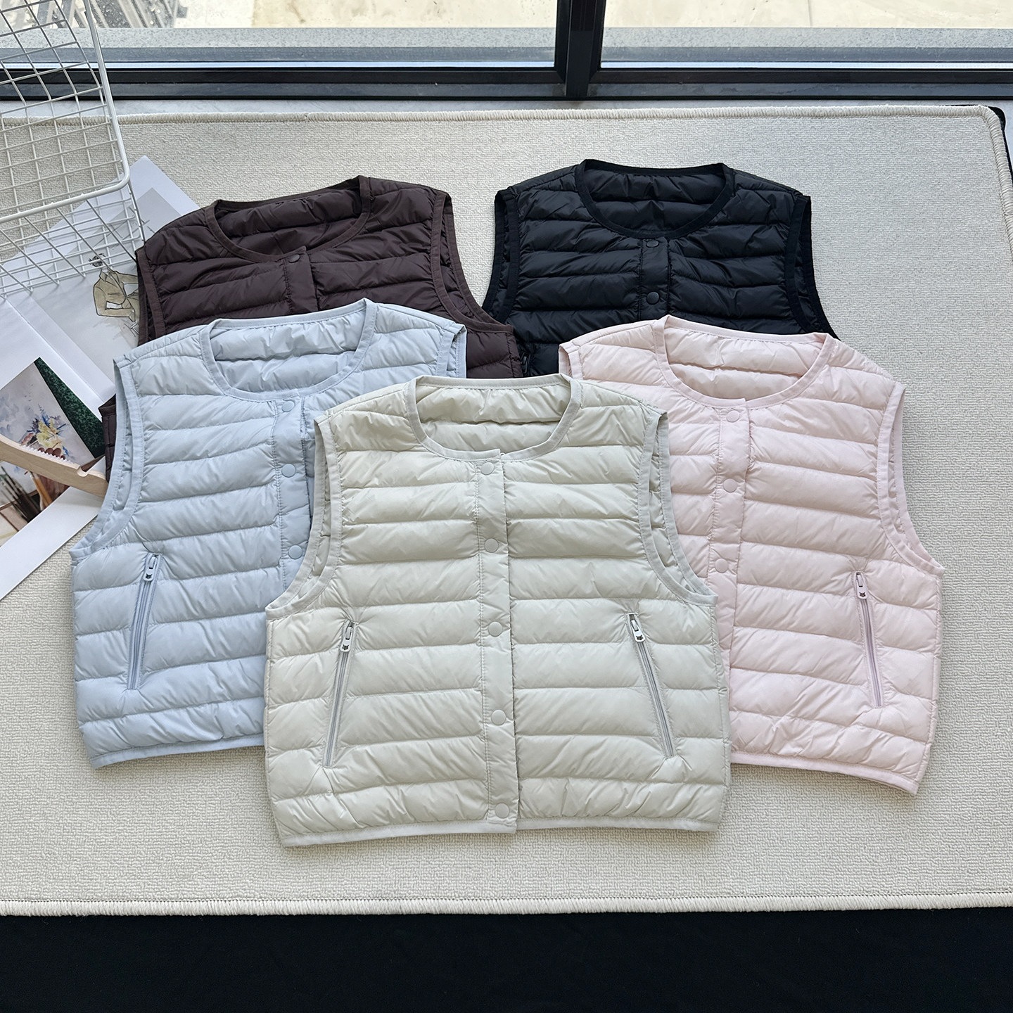 [Perfect for wearing under school uniforms] Girls' and boys' 90% down-filled vests, lightweight and collarless, available for wholesale
