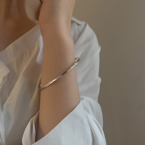 Möbius Geometric Bracelet, Young and Simple Temperament Wave Bracelet, Korean Style Light Luxury Niche Design Hand Accessory for Women