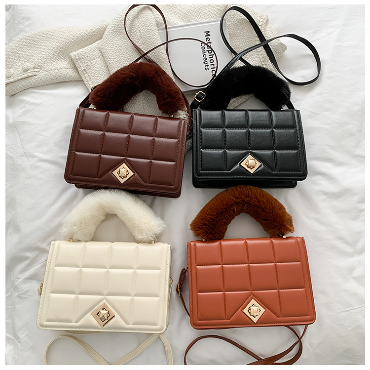 Autumn And Winter Fashion Popular Plush Portable Diamond Single Shoulder Diagonal Small Square Bag display picture 2