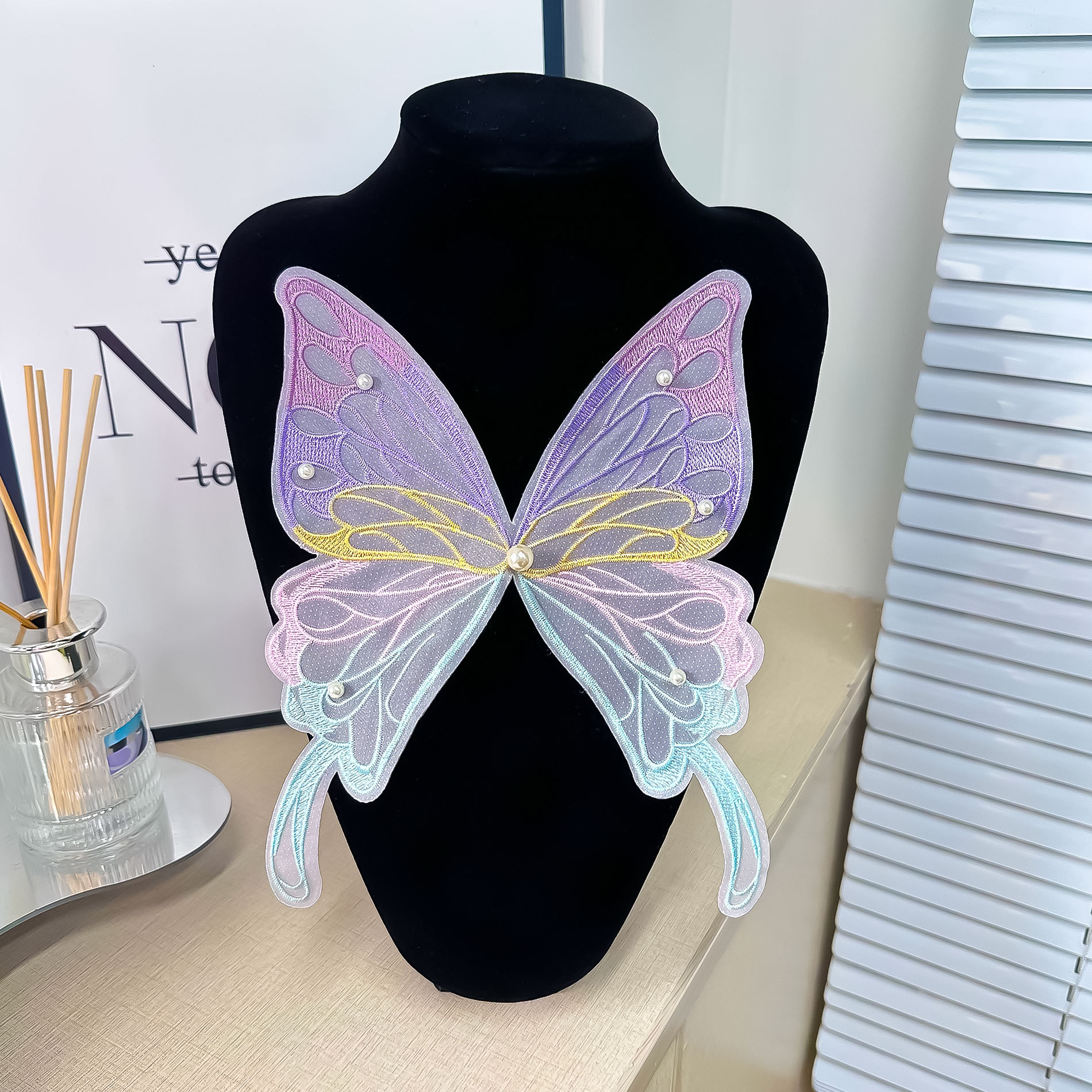 En stock, bordado de organza, colorida mariposa de perlas tridimensional, horquilla no adhesiva, accesorio para el cabello para ropa infantil, decoración de parches de tela