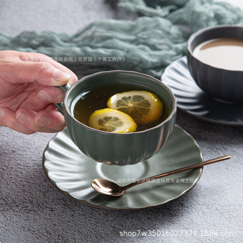 Cerámica vintage tazas de café y platos set hotel de la tarde tazas de té de flores en tazas de flores regalos al por mayor