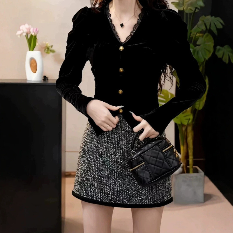 French-style long-sleeve base shirt with lace trim and gold buttons, velvet shirt for women, suitable for spring and autumn French-style long-sleeve base shirt with lace trim and gold buttons, velvet shirt for women, suitable for spring and autumn