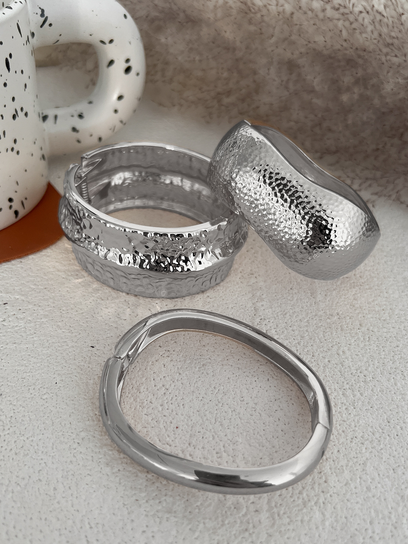 35g Weight Bangle Classification Alloy Chain Material 1 Piece Quantity Daily Occasion Alloy Material Irregular, Solid Color Pattern All Seasons Season Women's Gender Hip-Hop, Exaggerated, Simple Style Style Hammered, Plating Craft Hip-Hop Exaggerated Simple Style Irregular Solid Color Alloy Bangles Wholesale 16