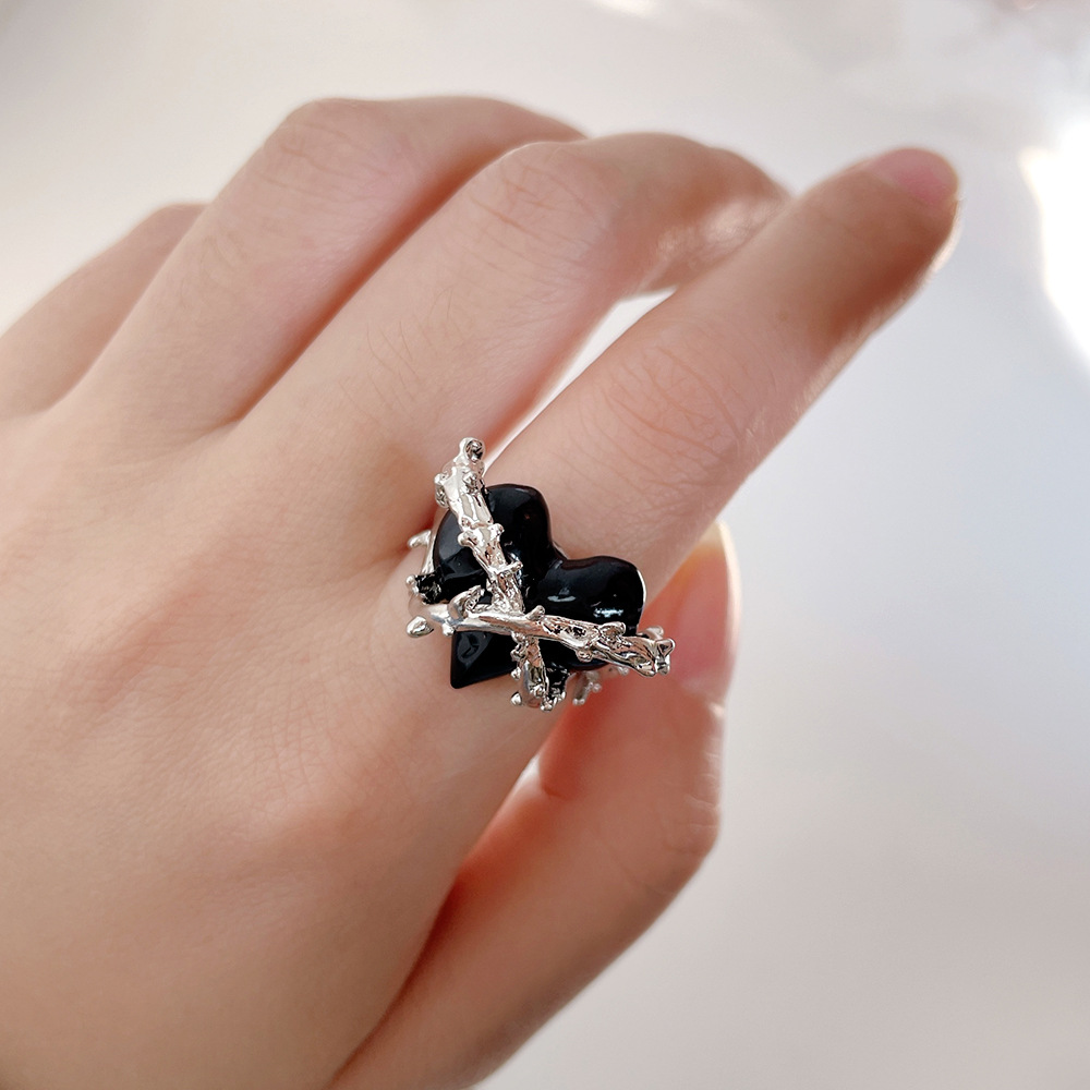 Creative Niche Design Sense Love Heart Thorns Peach Heart Harajuku Dark Wind Ring Imprisoned Heart Metal Open Ring_voghion.com
