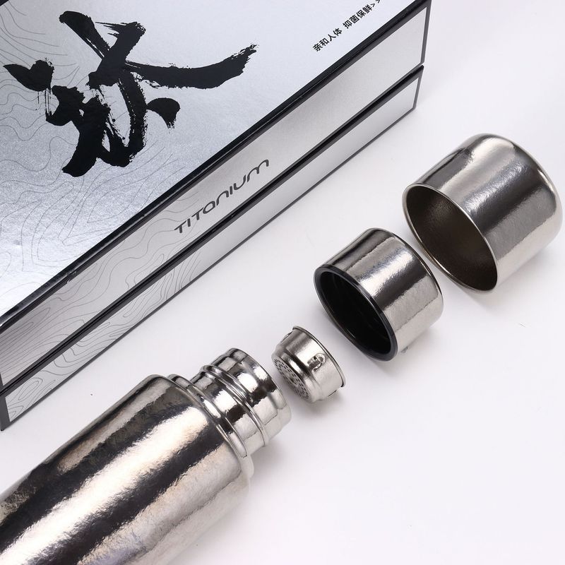新しいファッショナブルな磁気蓋純チタン断熱カップ二層チタンカップポータブル小容量ポケットカップ付属ミニウォーターカップ|undefined