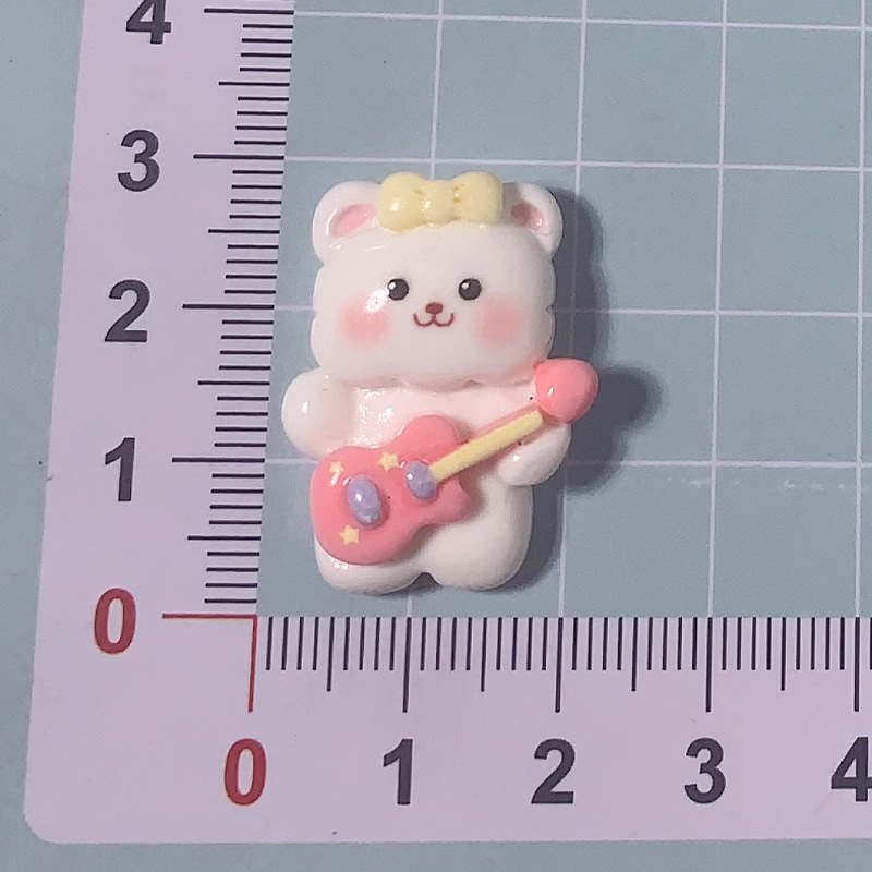 Guitarra de dibujos animados Pequeño Oso Blanco DIY accesorios de resina crema pegamento horquilla accesorios para el cabello teléfono móvil Shell taza pegatinas materiales hechos a mano, etc.