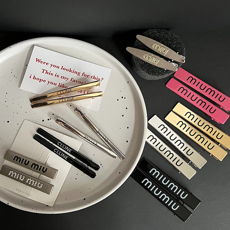 De metal de una sola palabra pico horquilla accesorios para el cabello femenino de alto grado estilo Chanel miumiu carta horquilla ins estilo clip lateral