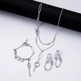 项链;耳环;手链