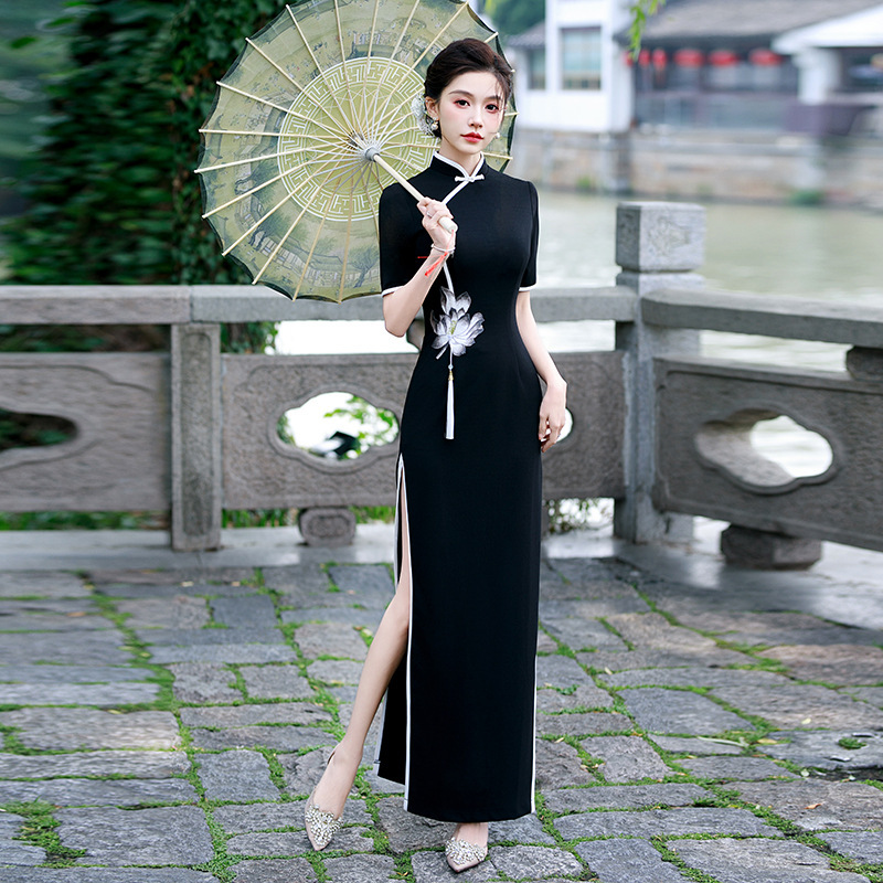 Black and Blue Slimming Velvet Cheongsam with Diagonal Collar, No-Iron, High-End Performance Outfit, Three-Quarter Sleeve Cheongsam for Daily Business and Banquets Black and Blue Slimming Velvet Cheongsam with Diagonal Collar, No-Iron, High-End Performance Outfit, Three-Quarter Sleeve Cheongsam for Daily Business and Banquets