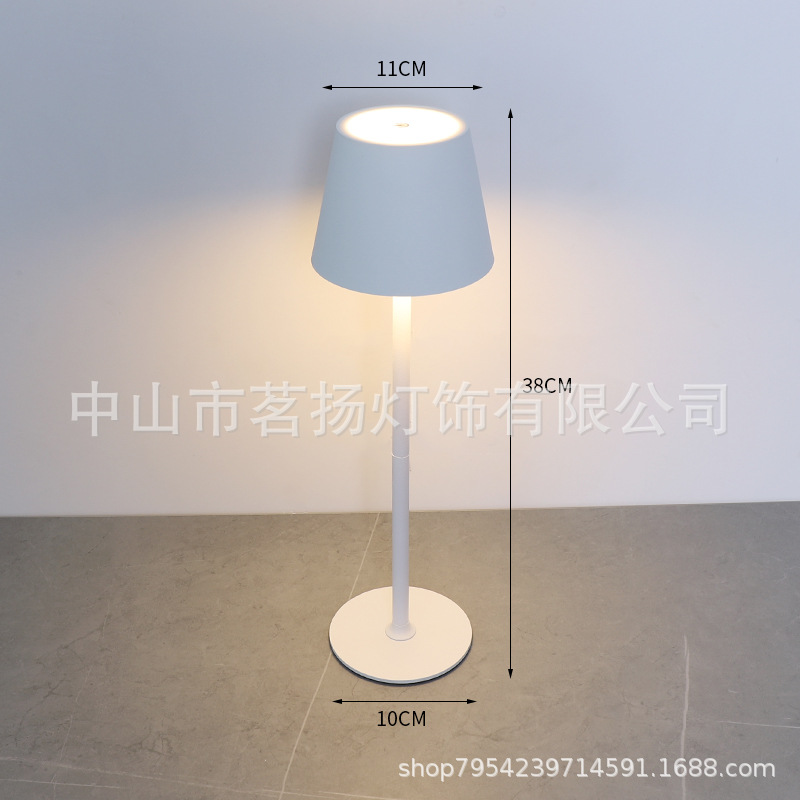 Nueva lámpara de mesa de hierro forjado de pies altos, lámpara de noche creativa táctil de la cabecera del dormitorio, lámpara de mesa pequeña de carga de sala de estar minimalista moderna