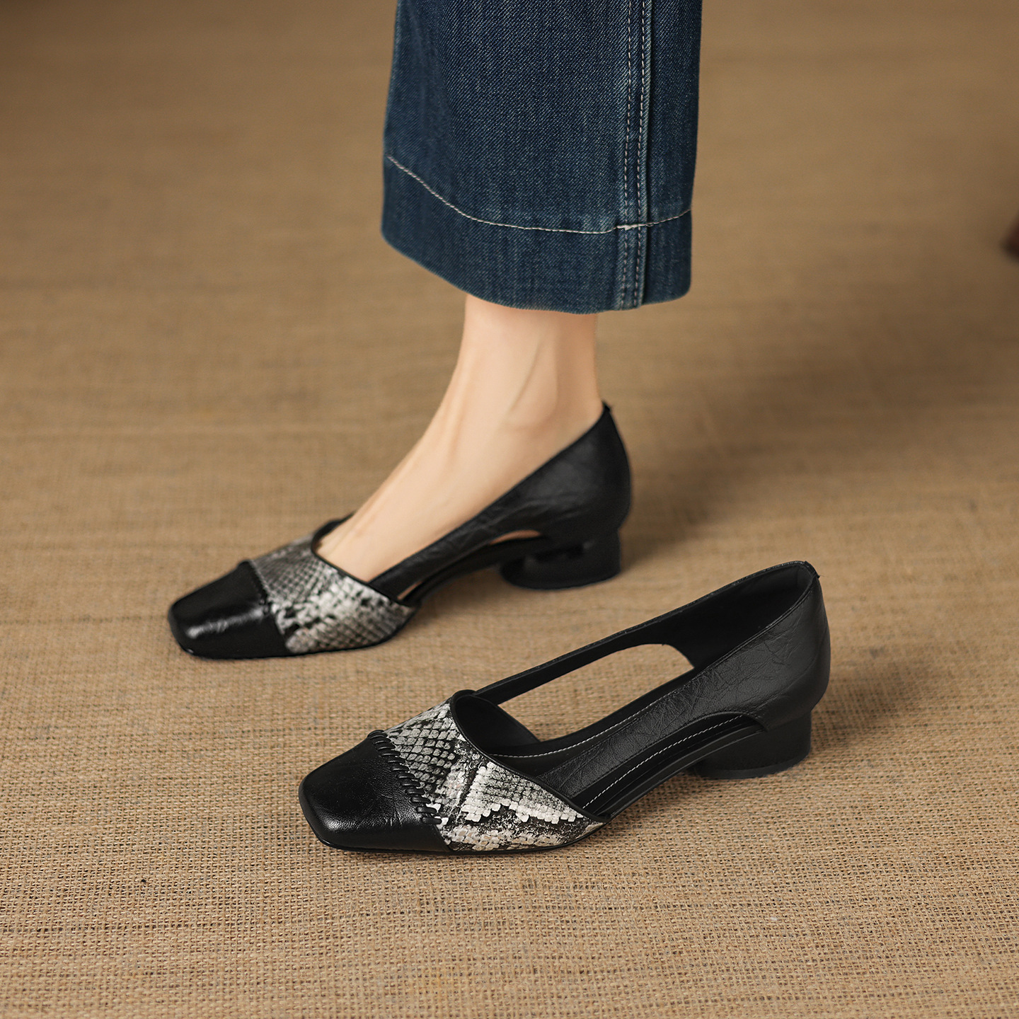 Sandal nữ mũi vuông gót thấp 3 cm da cừu phối màu họa tiết rỗng — đen