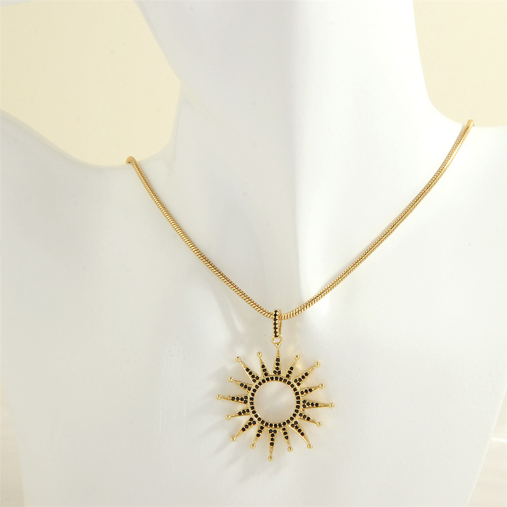 Elemento di design Set da sole con collana in zirconi Catena vintage in osso di serpente dorato_voghion.com