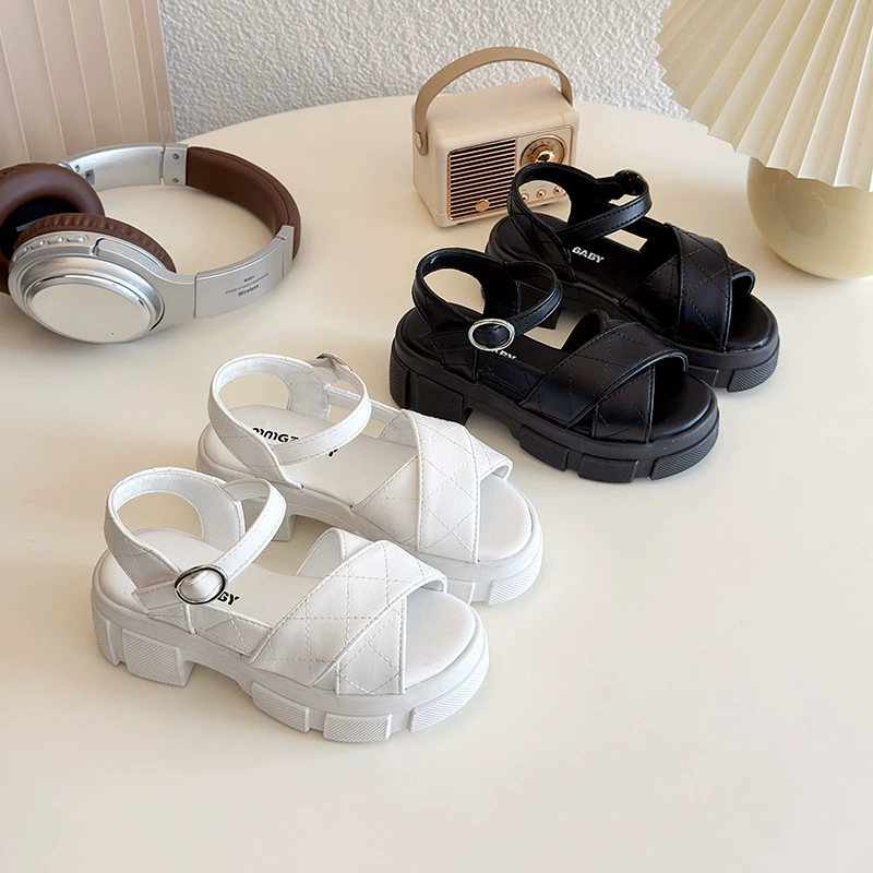 Английский стиль черный толстый каблок с толстой подошной сандалии для детей 2025 новый кроссовер повседневная девушка римские сандалии оптом