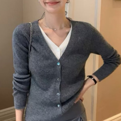 Vネックのカシミヤニットのカーディガンの女性の偽の2つの修身セーターの秋冬の短い長袖の上着のウールのコートの女性1