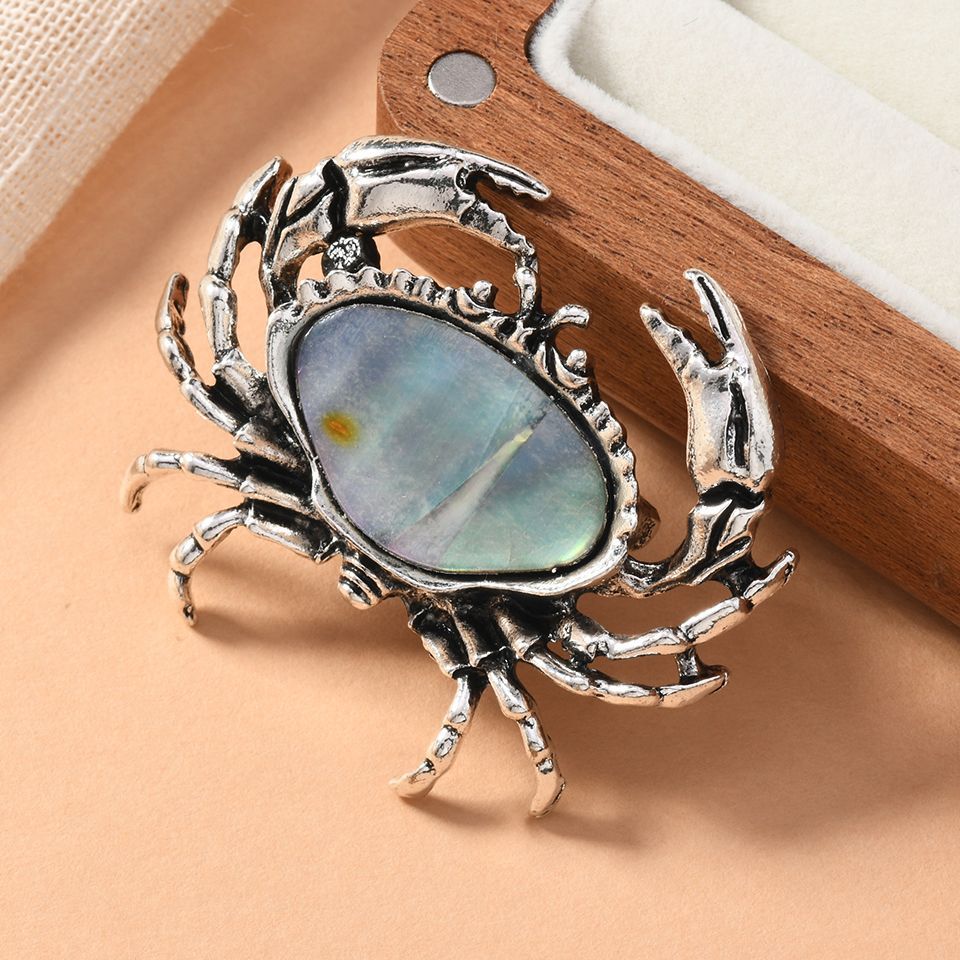 Retro brooch