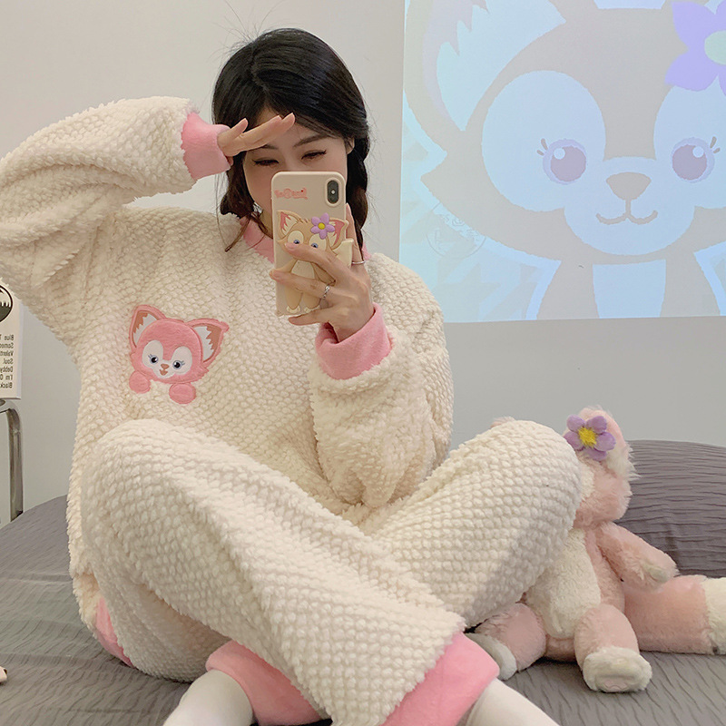 Pijamas de dibujos animados al por mayor transfronterizos de mujeres otoño invierno manga larga cuello redondo con collar grueso bordado dulce cubierta de ropa casera casual