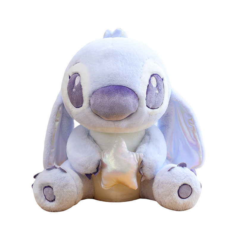 起爆星はスティッチのぬいぐるみを抱いて星のスティッチのぬいぐるみを抱いて家の車に飾って飾っています。|undefined