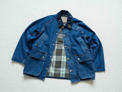 High-end, custom-designed Bar x Levi's collaboration denim jacket, featuring the same workwear-style pockets as Li Si Dani's High-end, custom-designed Bar x Levi's collaboration denim jacket, featuring the same workwear-style pockets as Li Si Dani's