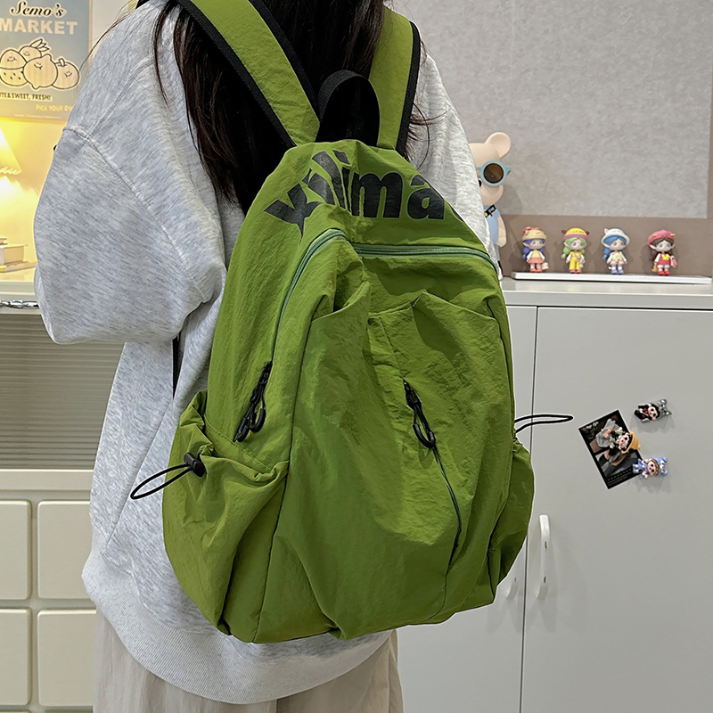 Mochila escolar 2025 nicho ligero y anti-salpicaduras de agua estudiantes de secundaria hombres y mujeres deportes de gran capacidad al aire libre mochila de viaje