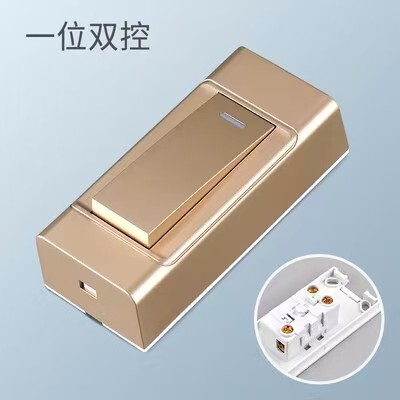明装のベッドの上のスイッチの手は旧式の線のコンソールの明かりのスイッチのボタンをつまんで圧力式の電線の電灯の小さいスイッチを押します。|undefined