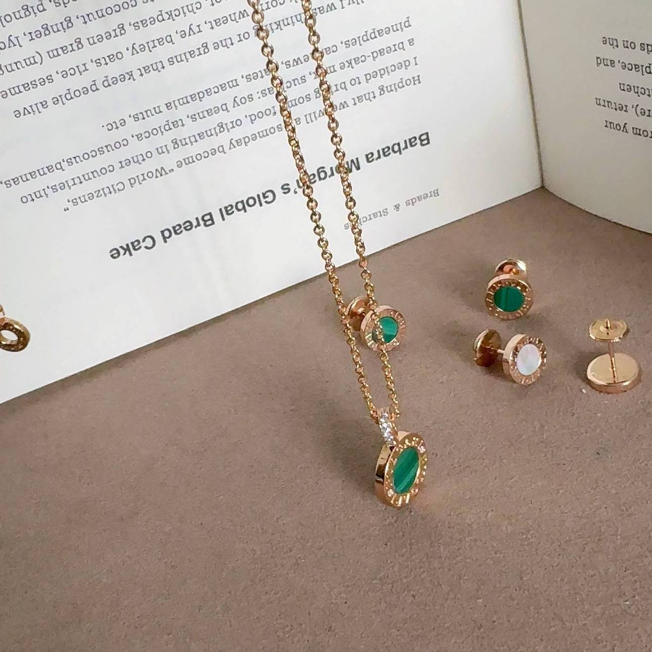 精工高品质双面项链罗马字母双面贝母圆牌玛瑙轻奢锁骨链两用批发