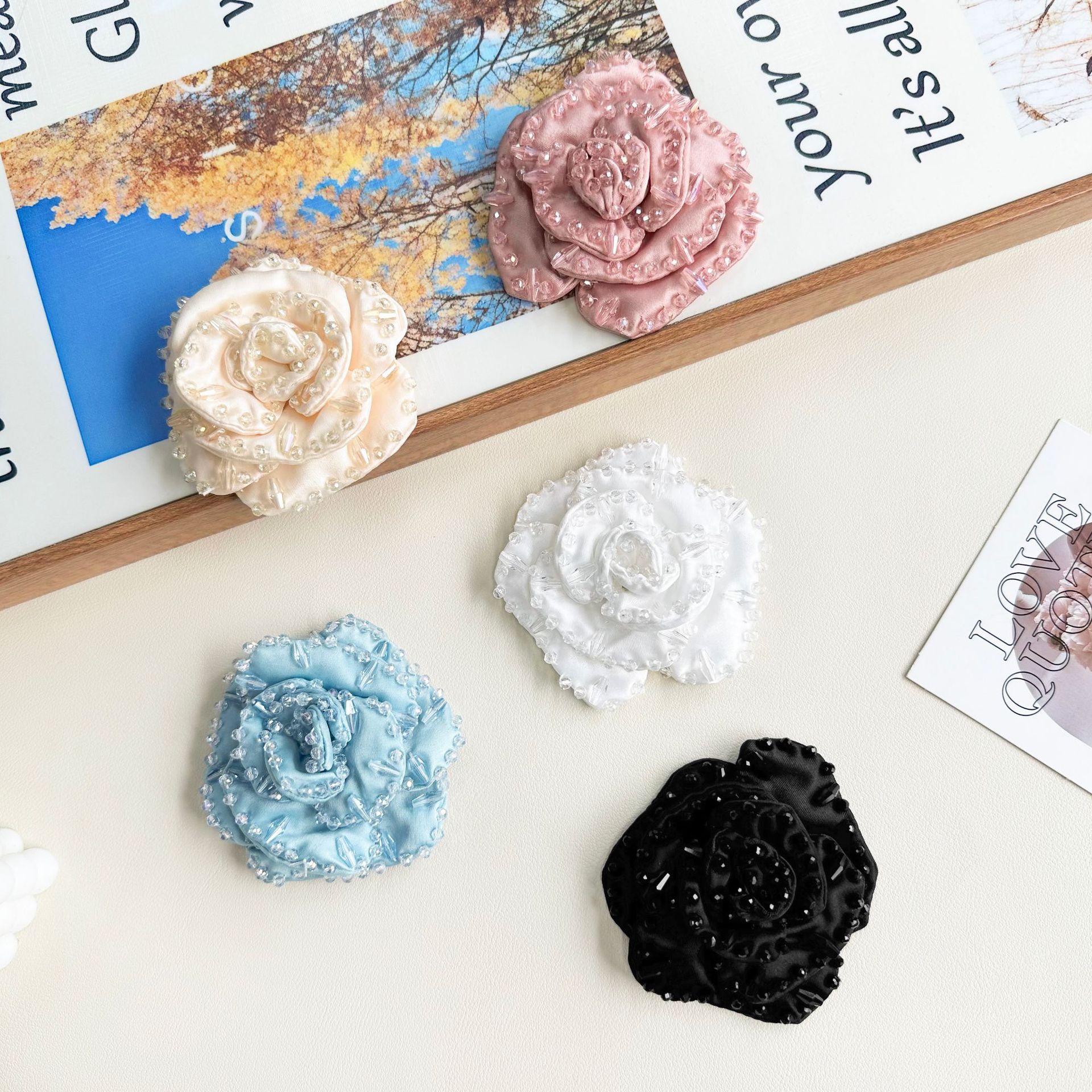 Material de satén, adorno de perlas, ramillete de flores, ropa multicolor, equipaje, zapatos y sombreros, accesorios decorativos de moda