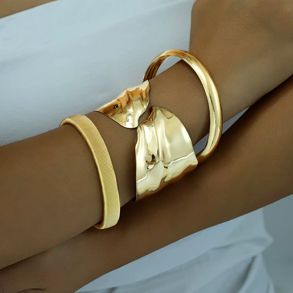 跨境欧美时尚潮流水滴流线夸张手镯金属质感光面抱抱弹簧开口手饰