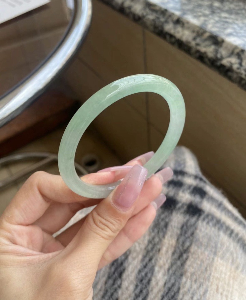 Vòng tay nữ ngọc bích Miến Điện băng nhuộc loại băng nổi hoa cũ hố đá, đường kính 51–64 mm chi tiết 3