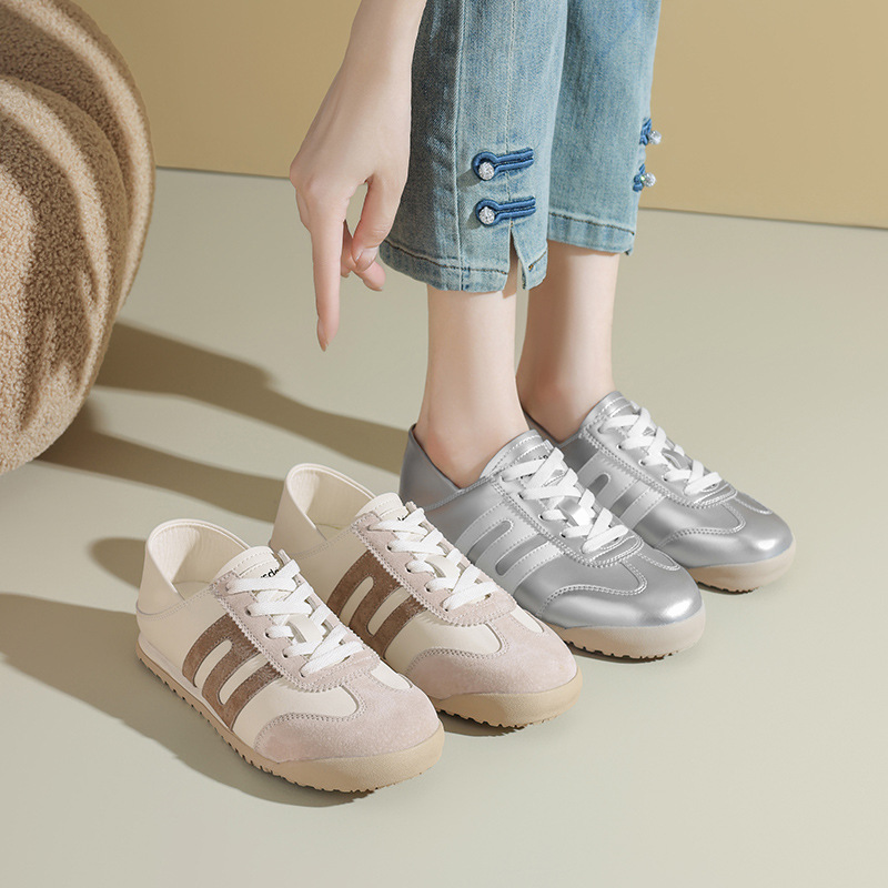 Zapatos blancos con suela plana para mujeres, verano de 2025, nuevos zapatos de suela gruesa para pisar dos zapatos casuales.