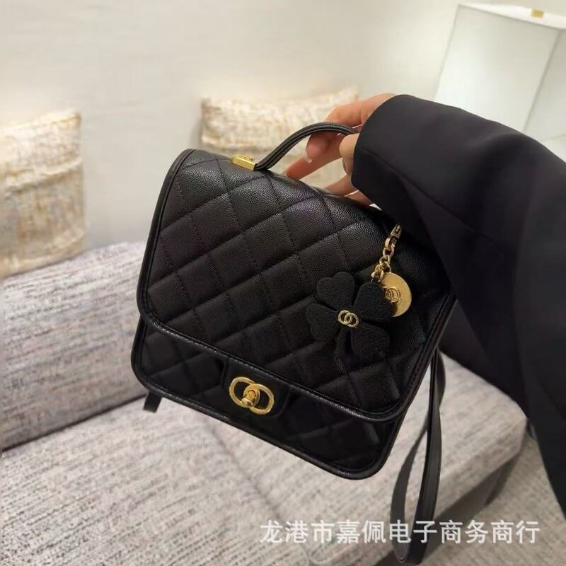 高版25B新款四叶草金币挂件双肩包小背包荔枝纹牛皮手提邮差包女|undefined