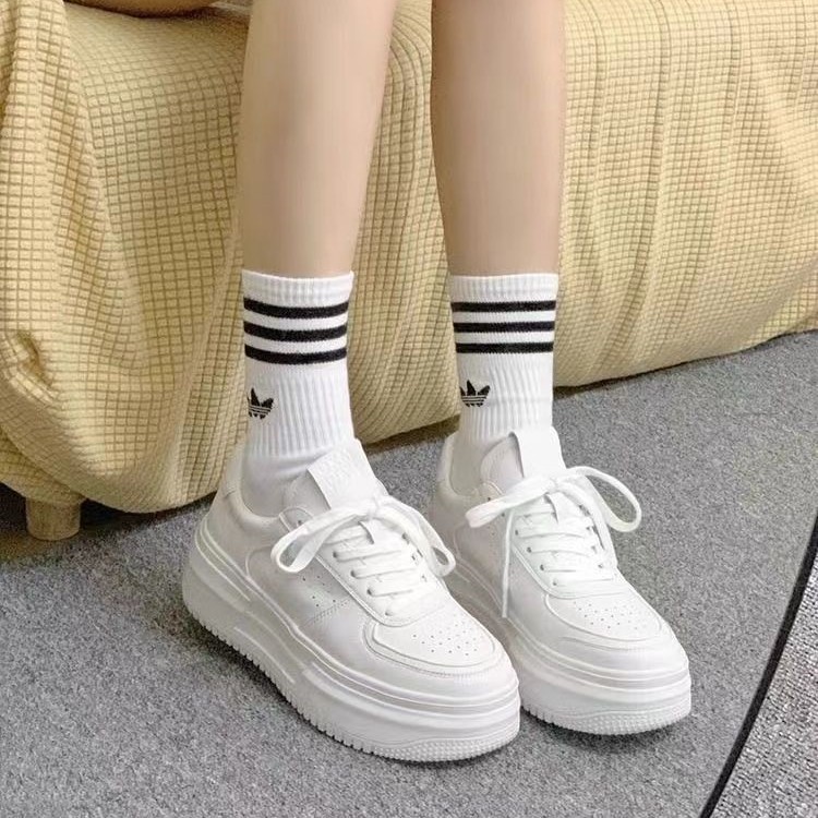 Zapatos blancos cómodos con suela gruesa para mujeres 2025 primavera y verano nuevo nicho Zhong universal zapatos deportivos casuales zapatos de skate para mujeres