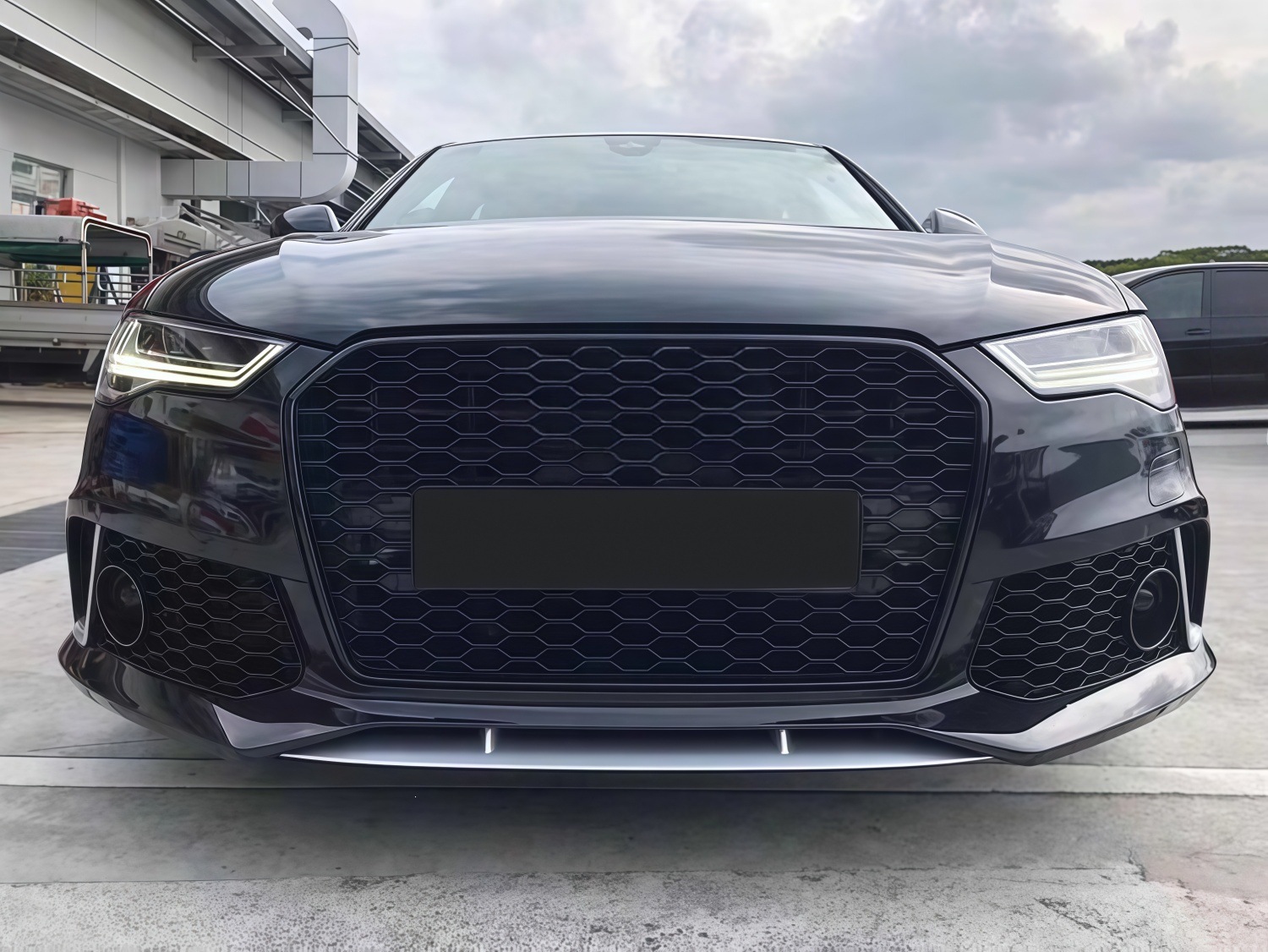 Suitable for Audi A6L models from 2016-2018, this is an upgrade kit for modifying the front bumper to resemble the RS6, including the front grille and bumper