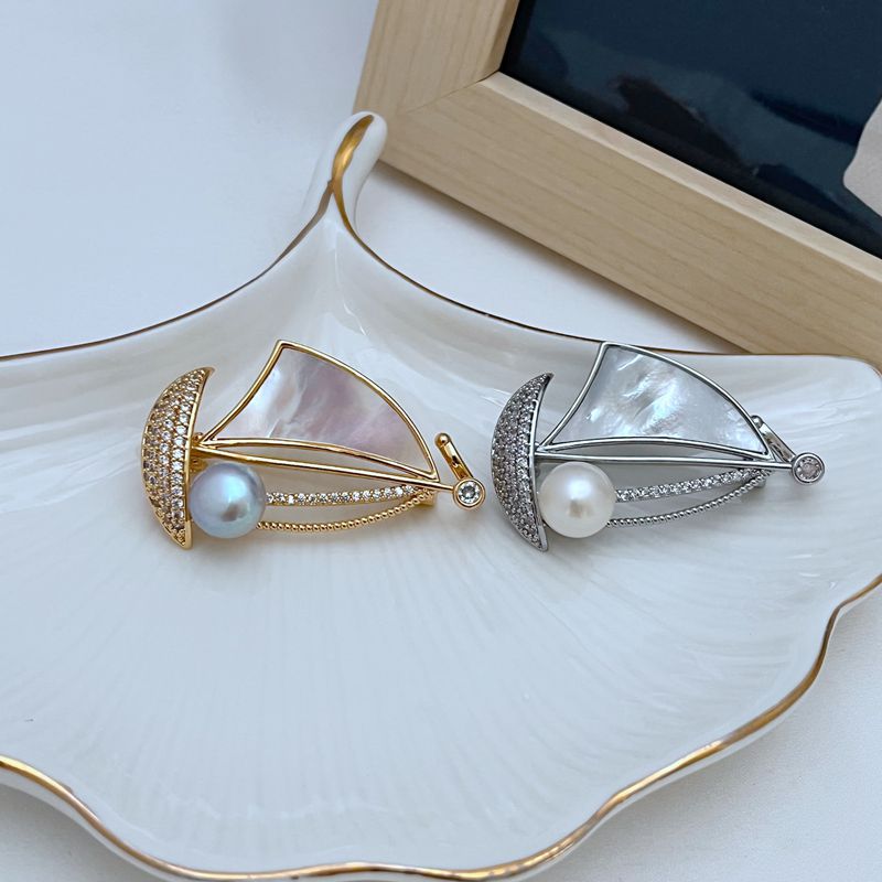 Fashionable stone inlay from pearl with zircon
