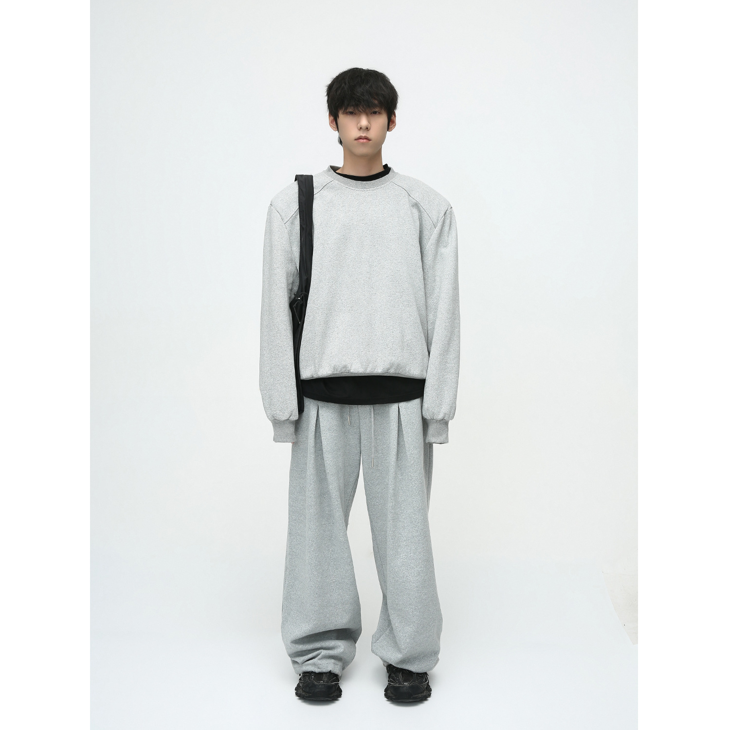 MTLCLOTHES男装|2023秋款新品韩式简约风宽松纯色垫肩卫衣套装潮