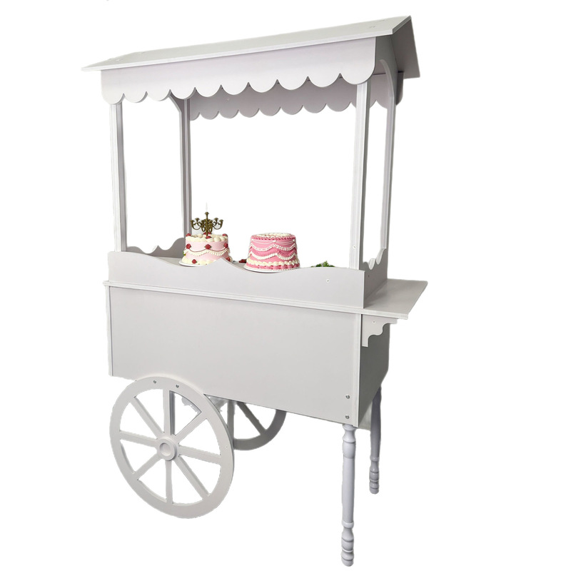 木製の車輪付き手押し車は甘い結婚式のキャンディー車の花車パーティーの市場に屋台のカートを並べます。|undefined