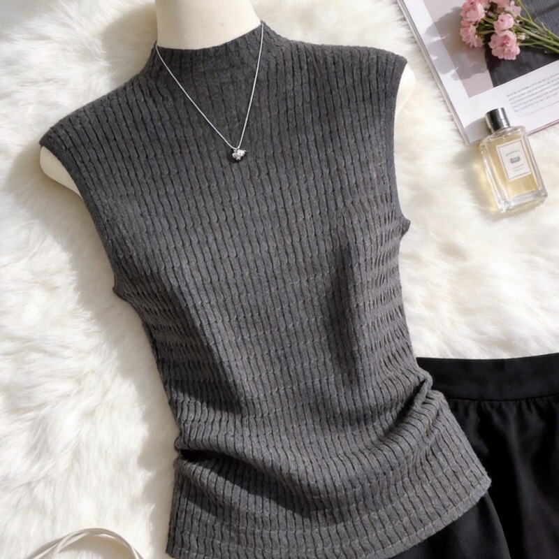 Early autumn new collection: jacquard knit sleeveless top with a half-high collar, designed to be slim-fitting and flattering, perfect as an inner layer or base layer Early autumn new collection: jacquard knit sleeveless top with a half-high collar, designed to be slim-fitting and flattering, perfect as an inner layer or base layer