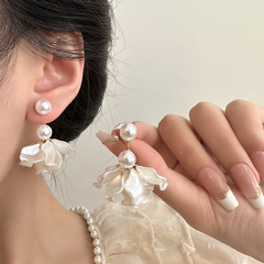 フランス式の優雅な真珠の花のピアスの女性の2つは式の森系の仙気のイヤリングをつけます。